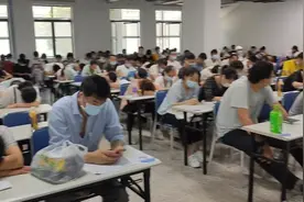 富士康新进员工都要经过一天半至两天的培训，也就讲一些厂规厂纪视频封面
