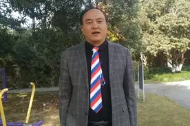 诗人郝建国给您朗诵他创作的现代诗《微笑》视频封面