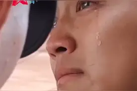 又到一年退伍季，平日受伤流血从不叫疼的老兵们，却哭成了孩子。岁月静好，感谢你们负重前行，转身，亦是新的征途！一分钟定格老兵退伍泪目瞬间！（视频来源人民日报）@人民日报 @抖音短视频 @共青团中央 视频封面