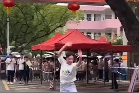 高考生出考场后 连翻空翻庆祝视频封面