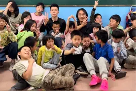 你敢相信吗？这所公益学校已经创办了22年，而且更换了五次校址，但是他的校长却从来都没有变过。有人说他是农夫校长。也有人说他是菩萨校长，甚至还有人说他是神经病校长。他自己说：我只是孩子的爸爸，众多野孩子的爸爸～他是李志祥，曾经也是一名老师，因为见不得人间疾苦，收养了第一个孤儿后一发不可收拾，成为了12个，23个，33个孩子的爸爸，岁月在流走，金钱也在流走，为了让这些祖国的花朵遨游于知识的海洋，他卖车卖房甚至借贷来维持学校的开支，22年如一日的坚守着这所特殊的学校，残疾儿童，孤儿，留守儿童汇聚到了一起，他们不曾孤单，他们享受着大家庭的温暖。可我们的李志祥校长在近乎知天命的年纪却背负巨额贷款，只为了这些孩子能健康快乐的成长～#传递每份善良与爱#德馨学校视频封面