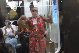 8月10日辽宁沈阳，女子精神小妹打扮在地铁上跳舞，网友：还以为梁龙来了视频封面