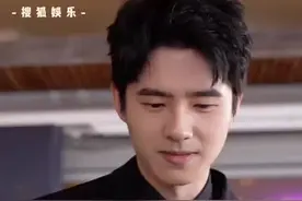 网友偶遇#刘昊然 拼桌，但因手机很烂不敢认😂粉丝：手机很烂，就是他了#网友说刘昊然手机很烂视频封面