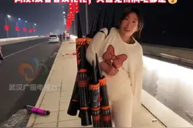 该省省该花花！放完烟花剩下的垃圾被小姐姐们沿路捡来卖废品#格局打开 #人间烟火气 #烟花 #烟花爆竹 视频来源:@遇见小迪 视频封面