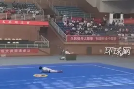 小伙醉拳表演太逼真吓坏工作人员：大喊医务人员逗笑观众视频封面