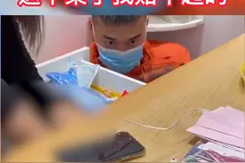 女子手卡抽屉求消防别拆桌子：这个桌子我赔不起的视频封面