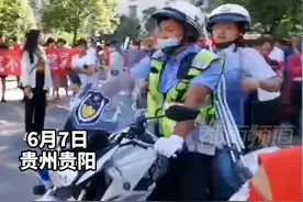 学生腿脚不便，拄拐来参加考试，交警同志用摩托车直接送进考场#护航高考2021视频封面