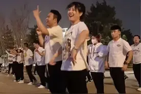 4月16日，长春胜利公园。年轻人加入广场舞大军！网友：瞬间有激情了，我也想试试！#当年轻人开始跳广场舞 @我是黄蓉黄岛主视频封面