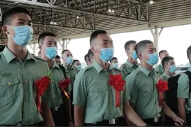 泪目！退役老兵站台上齐声高唱《祖国不会忘记》（郑青松 边树军 张业照）#退伍 #老兵退伍季 #军旅 #老兵 视频封面