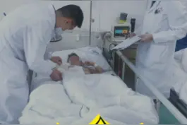 飞机返回接断臂男孩后续来了-全力救助和田受伤男童，新疆各界书写人间大爱 #和田正能量  #人间大爱视频封面