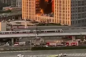 #大连凯旋国际大厦突发火灾 ，大楼高处浓烟滚滚，大块碎片不断从高空掉落！消防已赶往现场救援！视频封面