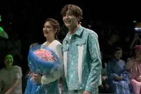 她可是洪欣耶，和大儿子出席时装周活动像姐弟一样，几乎拥有完美的人生，就差一段真挚的爱情了，你们说对吗？#洪欣张丹峰离婚 #张丹峰 #洪欣张丹峰 #明星现场 #上热门 @抖音短视频 @抖音创作者中心视频封面