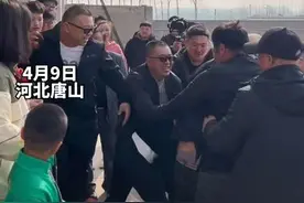 新郎接亲被堵门闹婚1小时，丈母娘吃2次救心丸。知情人称，堵门的都是娘家人和新娘闺蜜。