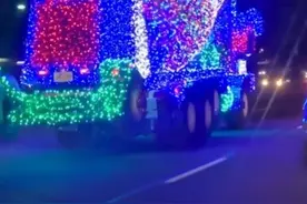 7月3日山东德州，高速上行驶着一辆梦幻混凝土搅拌车，像是从童话世界开出来的