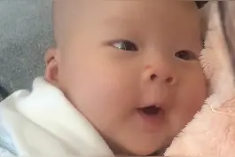 小奶音配上这温馨互动你有参与过吗？怀念她二月时“阿咕”时光，可惜以后这样的对话不会再有了 #被你萌化了 #婴语视频封面
