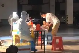 8月10日，湖北武汉，#抗疫医护顶着大肚子核酸检测居民心疼 ：宁愿自己多排会儿队，也不希望她大着肚子来工作视频封面