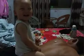 坐在爸爸👨背上骑🐴🐴，小孩👶的快乐就这么简单💋💋视频封面