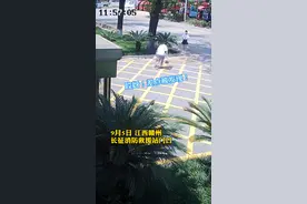 吓我一跳！这俩小姐妹一直搁消防队门口转悠着😂@赣州消防 视频封面