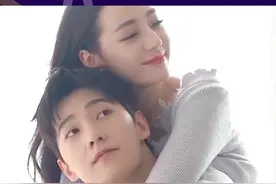 #杨洋迪丽热巴戏前紧急练腹肌 看把热巴笑得在床上前俯后仰~视频封面