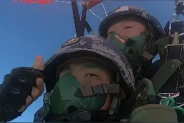 紧张刺激！第一视角看空降兵跳伞🪂#高空跳伞视频封面