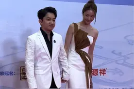 #王祖蓝 带着老婆#李亚男 走红毯，结婚8年真的好恩爱视频封面