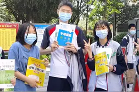 只赠书不撕书，湖南一学校高三学生，无偿赠送教辅书给低年级学弟学妹！ #高考 #高考加油 #毕业季视频封面
