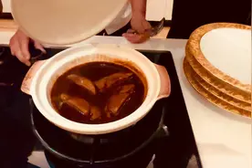 鲍鱼王子麦广帆解说烹制旧水干鲍的技巧。视频封面