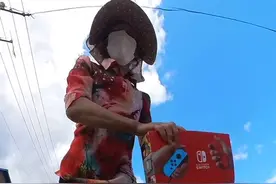 遥控车遇上不讲理大娘，新买的游戏机被抢走#遥控车 #熊孩子视频封面
