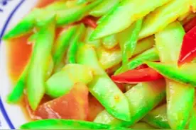 醋溜西葫芦，好吃有诀窍，炒之前多做这一步，脆嫩爽口又入味，..视频封面