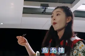 #追星星的人 宋轶各种吃，经纪人忍不住叫她别吃了，太好笑了视频封面