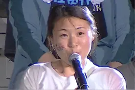 @任贤齐 演唱会上，女生被选点歌：“老公把票给了我，他在门外等我。”电话连线后，女生老公幽默话语笑翻全场视频封面