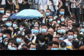 市民手持鲜花稻谷送别袁隆平院士，吊唁后掩面哭泣