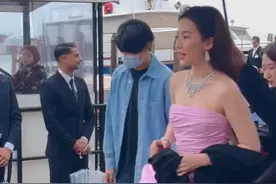 今晚#刘亦菲 威尼斯线下活动#路人镜头下的明星 35岁造型状态如何？#女神穿搭视频封面