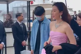 今晚#刘亦菲 威尼斯线下活动#路人镜头下的明星 35岁造型状态如何？#女神穿搭视频封面