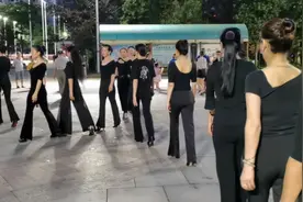 身段真窈窕，大爷眼睛瞟，婀娜多姿转过来，大爷佯把小孩找！视频封面