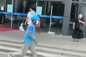 送餐车险遭保安扣留，外卖员飞奔前去阻止，随后大妈都看不下去了#社会百态 #外卖员 视频封面