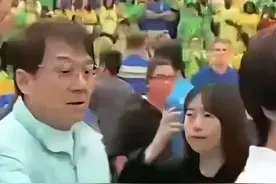 成龙大哥探班中国女排，一起训练的巴西女排沾光见到成龙，激动的巴西姑娘直接哭了！大哥影响力太大了！视频封面