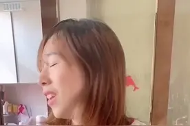 问：孩子习惯左手吃饭（左撇子），有必要纠正么？视频封面