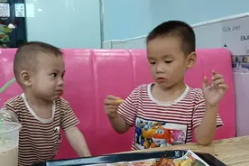 论生娃与家庭质量：生一个困难，养两个好难！生三胎是不是在玩命视频封面