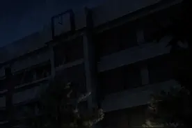 突然出现的值班老师告诉我们，夜晚的校园很危险视频封面