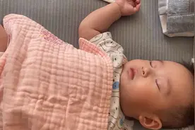 四个半月的娃养成睡眠好习惯:白天保证2-4个小时的睡眠。