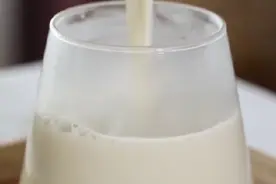 豆浆VS牛奶，哪个更有营养？可以相互替代吗？ #牛奶 #豆浆 #早餐 #乳糖不耐受 #吃出健康视频封面