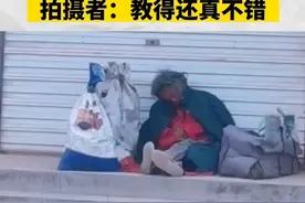 “流浪大师”在网络走红后，许多孩子找他补习英语，拍摄者：教得还真不错！#歌曲踏遍 #我踏遍尘世间视频封面