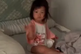 8月29日，广东广州，可可爱爱！萌娃睡得正香，突然被广场舞神曲叫醒，迷迷糊糊跟着音乐一起跳