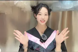 学士服内搭到底穿什么呢，别纠结啦，看看晓姐姐搭配的不同颜色衬衫效果再决定!!#学士服 #毕业季  #武汉毕业照 #泰式校服 #服装租赁视频封面