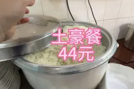 家里到底是什么条件，竟然一餐吃这么多。#广式烧腊#广式烧鹅