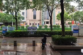 雨下得那么深 下得那么认真

倒映出我躺在雨中的伤痕视频封面