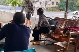 4月13日，广东。儿子当兵休假回家想给妈妈惊喜，假装客人买东西逗妈妈玩。网友：妈妈笑的多开心啊。视频封面