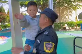 幼儿园保安大叔抱起孩子，一溜烟儿往教室跑！“小朋友到我身上都是哈哈笑”#幼儿园里欢乐多 @💕招财寶寶💕视频封面