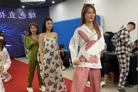 穿着睡衣跳舞💃视频封面